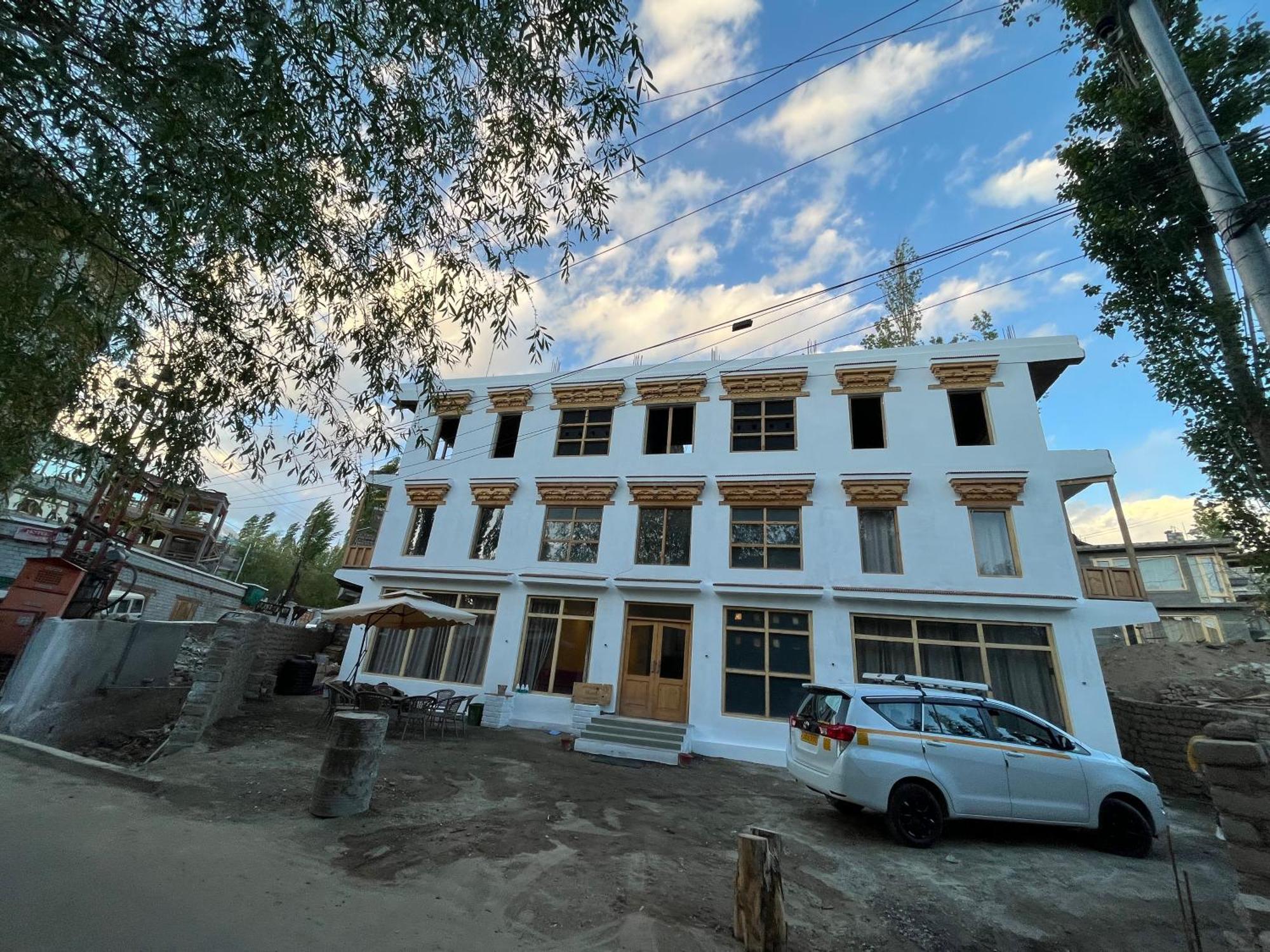 Honey Bee Hotell Leh Eksteriør bilde